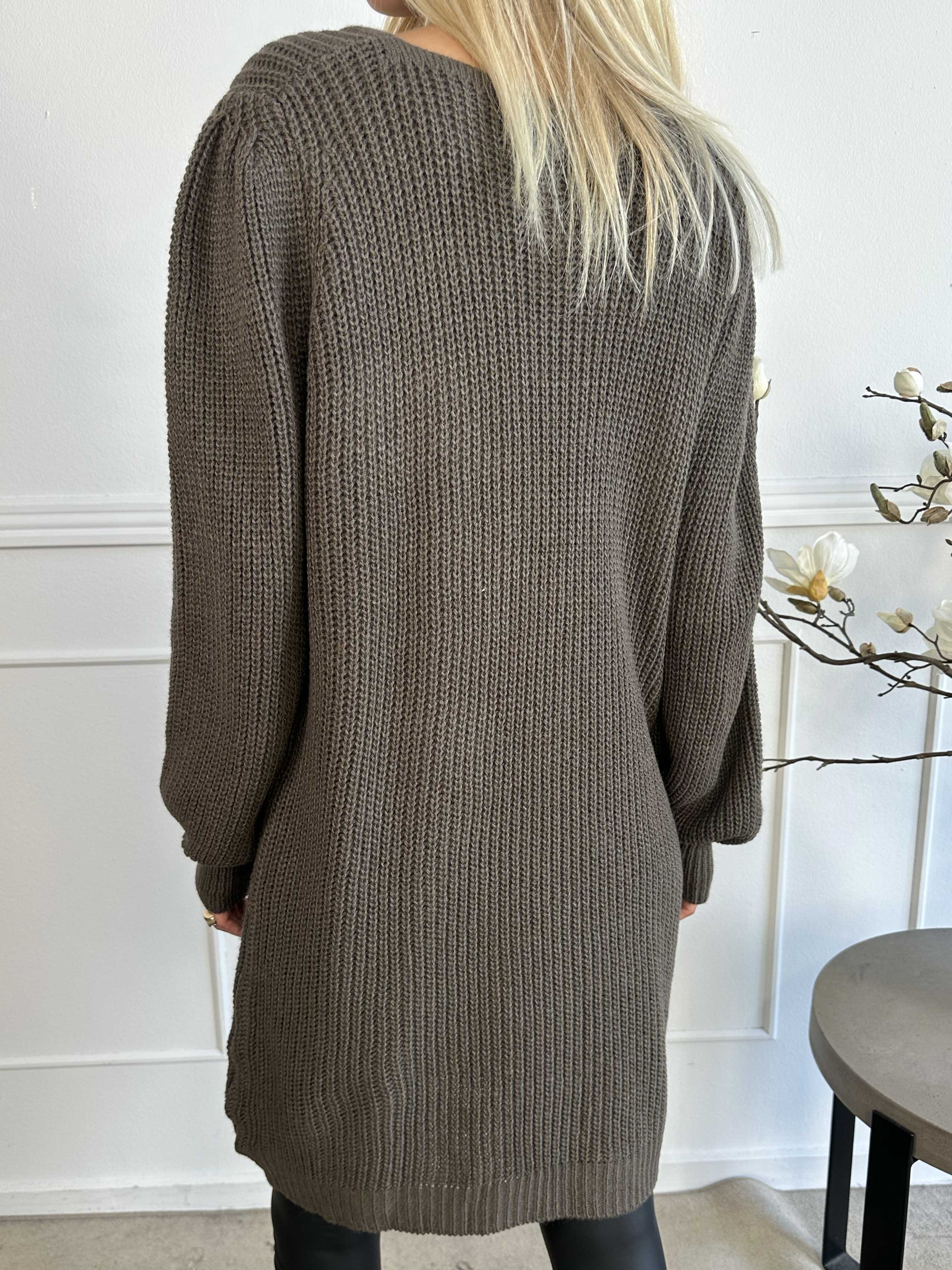 Dajana - Sød strikkjole med ballonærmer